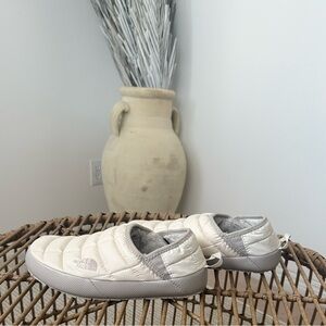 The North Face women’s nuptse mule slipper thermobaltraction white/silver grey